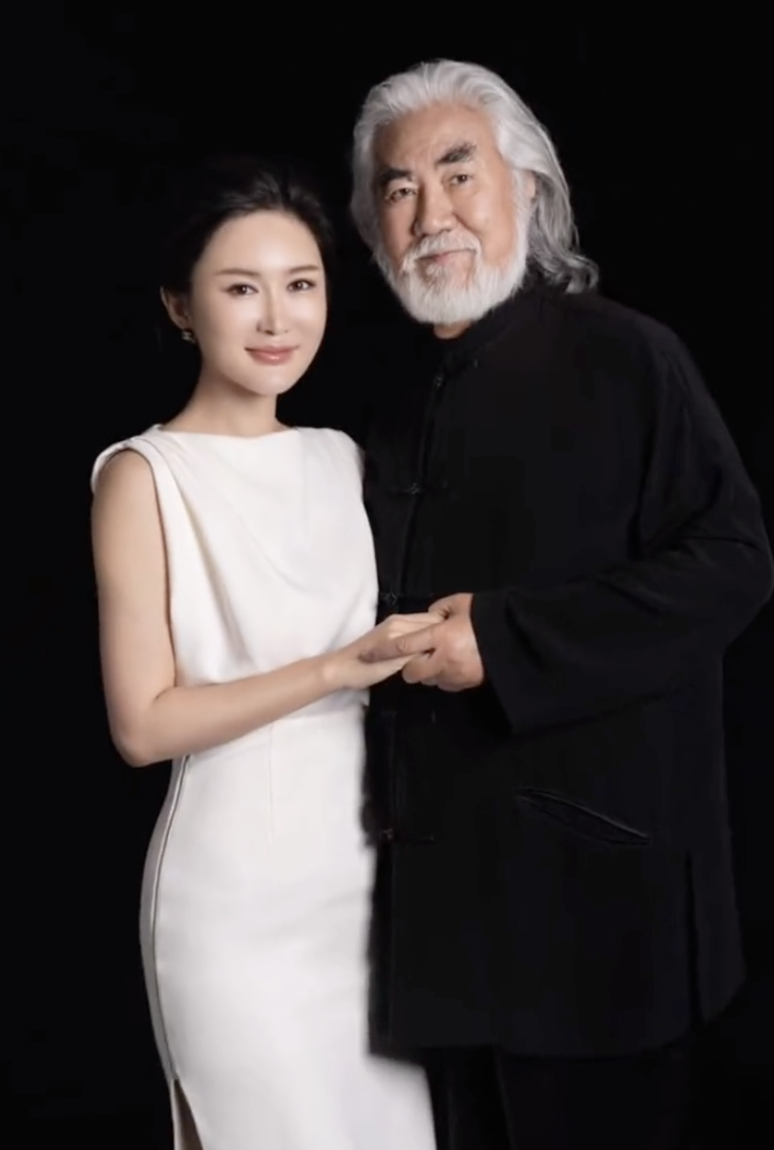 张纪中晒全家写真马丁亲吻同父异母的妹妹杜星霖待继子如亲生