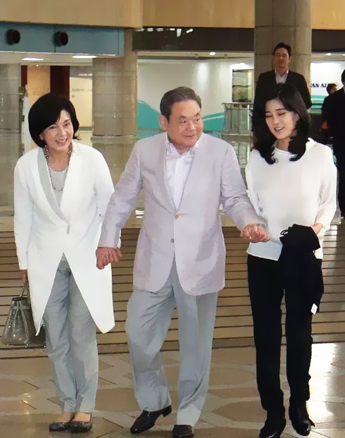 三星集团大公主李富真 颜值高还会搭配 简单的黑白演绎经典|李富真|公主|经典_新浪新闻