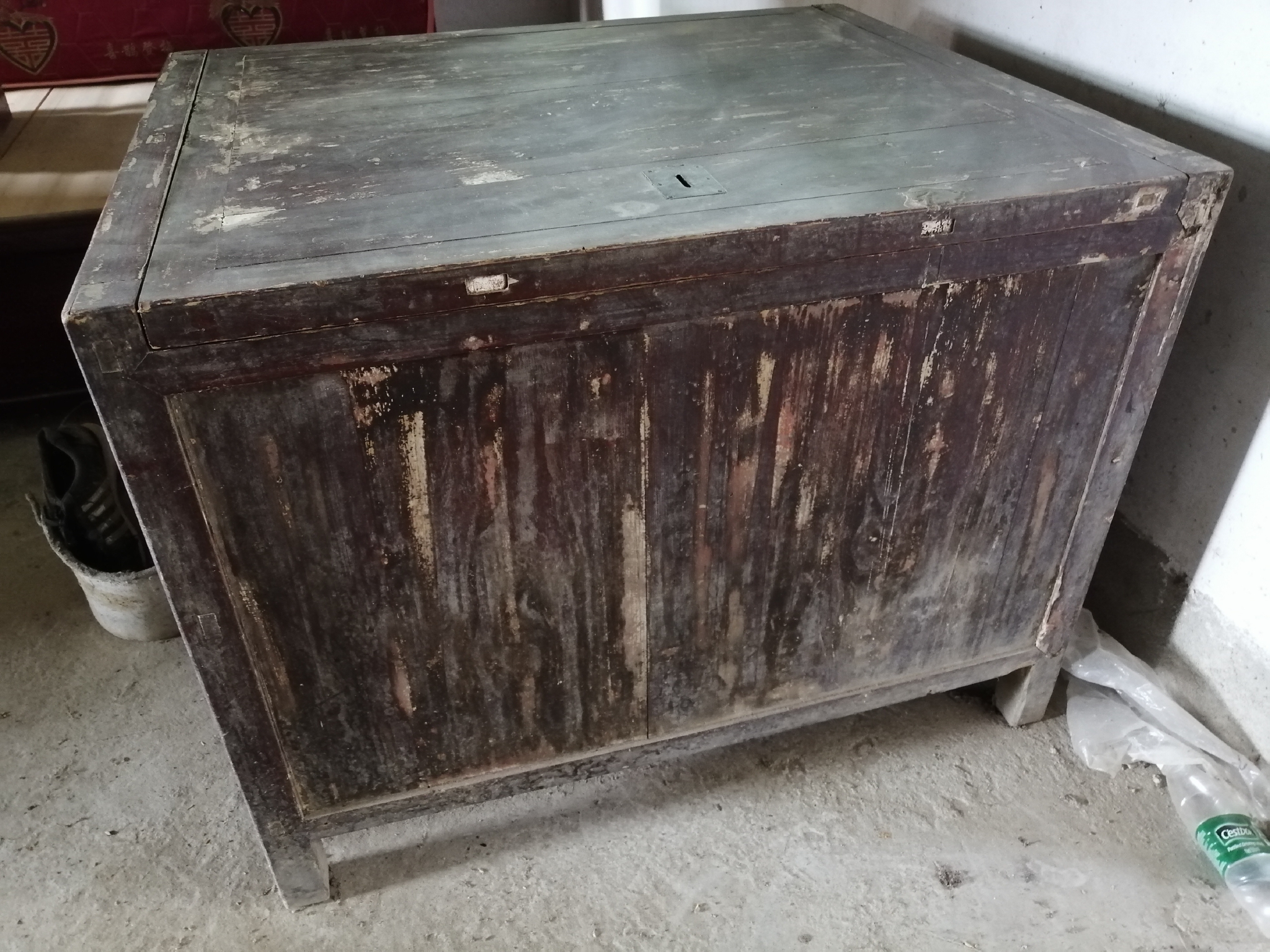 这个大木柜子,这是妈妈的嫁妆,妈妈今年都60多岁了,据妈妈说这个柜子