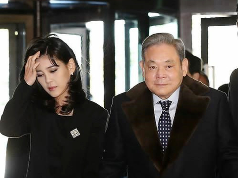 三星集团大公主李富真 颜值高还会搭配 简单的黑白演绎经典|李富真|公主|经典_新浪新闻