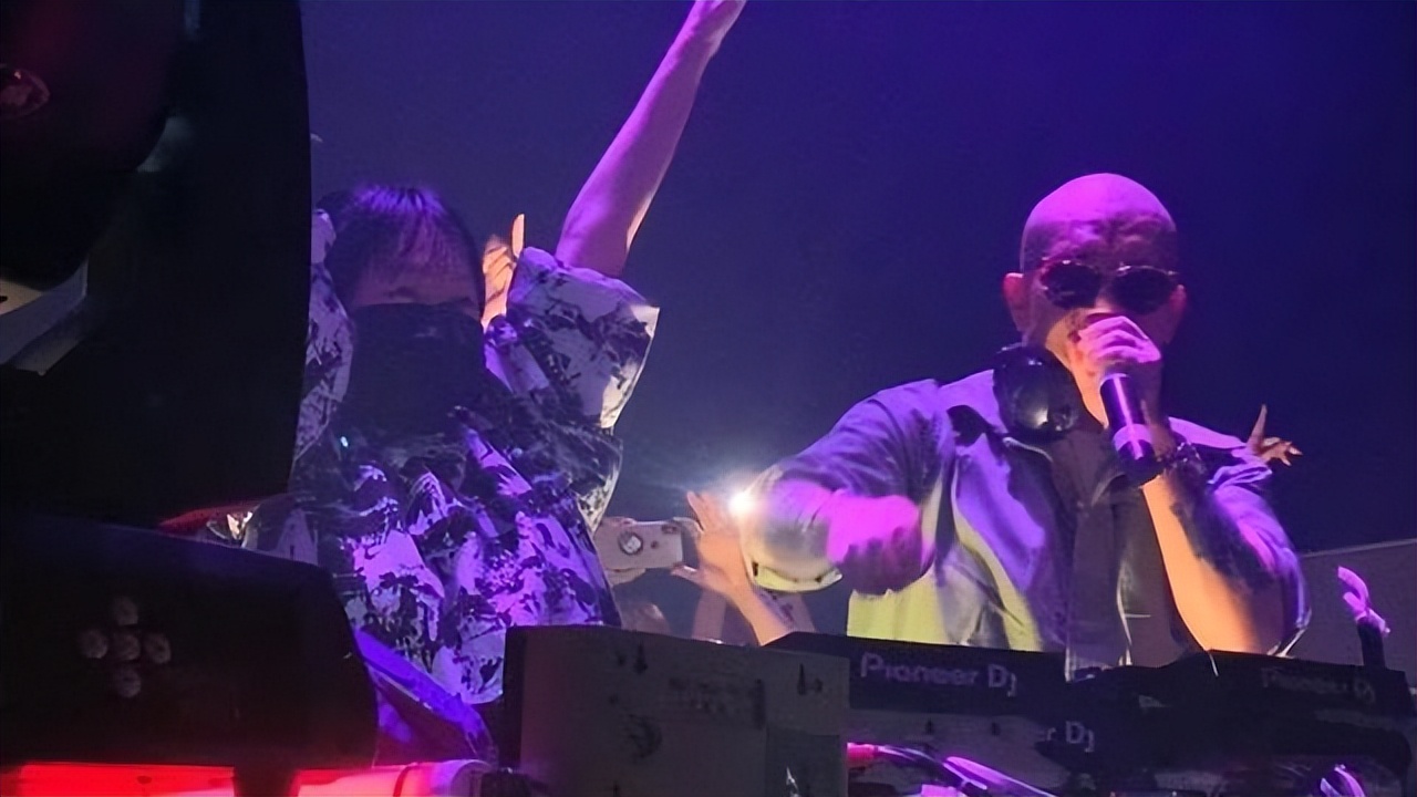 有了上一场的夜店秀,相信具俊晔在国外的演出同样会很出彩.