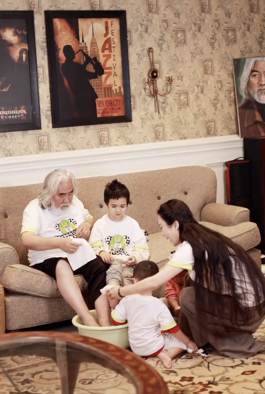 张纪中晒全家写真马丁亲吻同父异母的妹妹杜星霖待继子如亲生