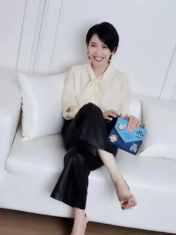 真正会穿衣的气质女人不会穿丝袜配高跟鞋看俞飞鸿就知道了