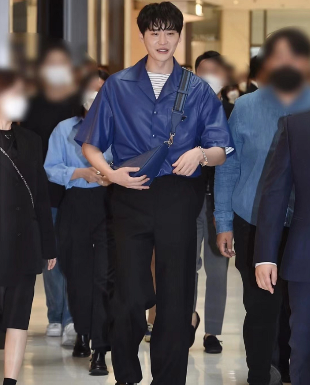 李钟硕近照曝光整个人发福到惊人胳膊脸部胖了一圈