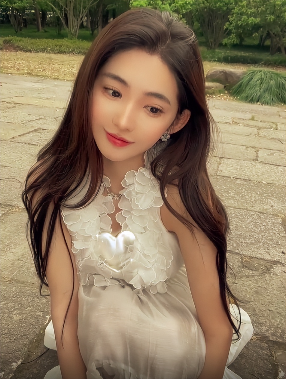 不能肯定李由的照片也是加了美颜特效,但是都美竹的自拍基本撞脸了