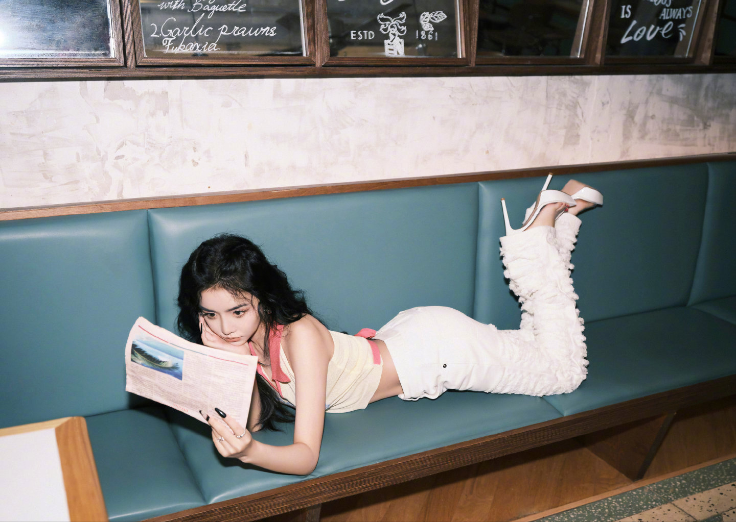 安崎很懂显高技巧用裤长遮鞋跟来优化比例157也有天鹅腿