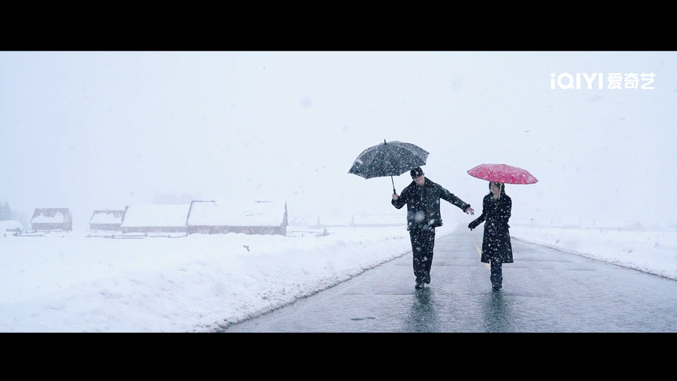 井柏然和谭松韵的雪地撑伞氛围感情侣大片