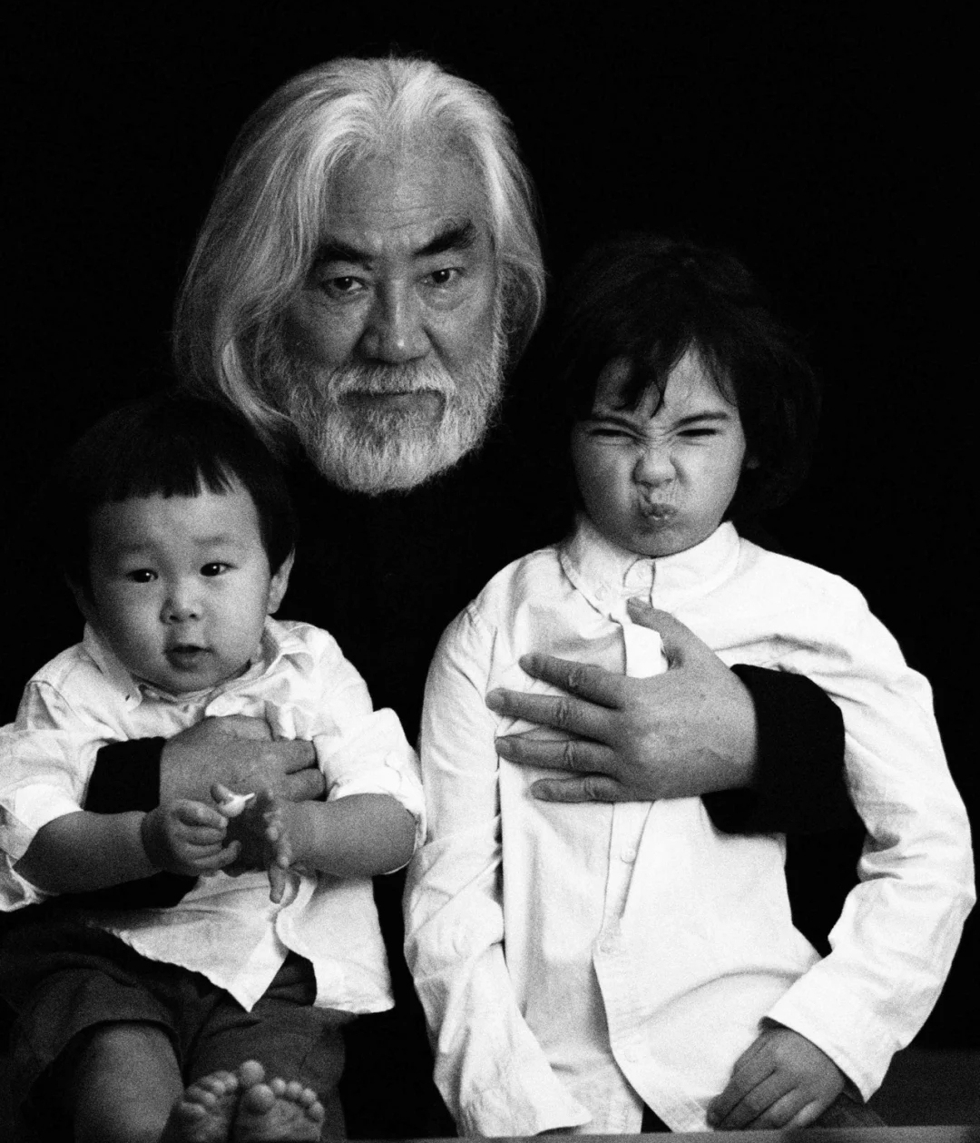 张纪中晒全家写真马丁亲吻同父异母的妹妹杜星霖待继子如亲生