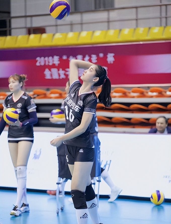 虽然年纪不大,身材偏瘦,看上去和邻家妹妹一般,但进入比赛状态,她就