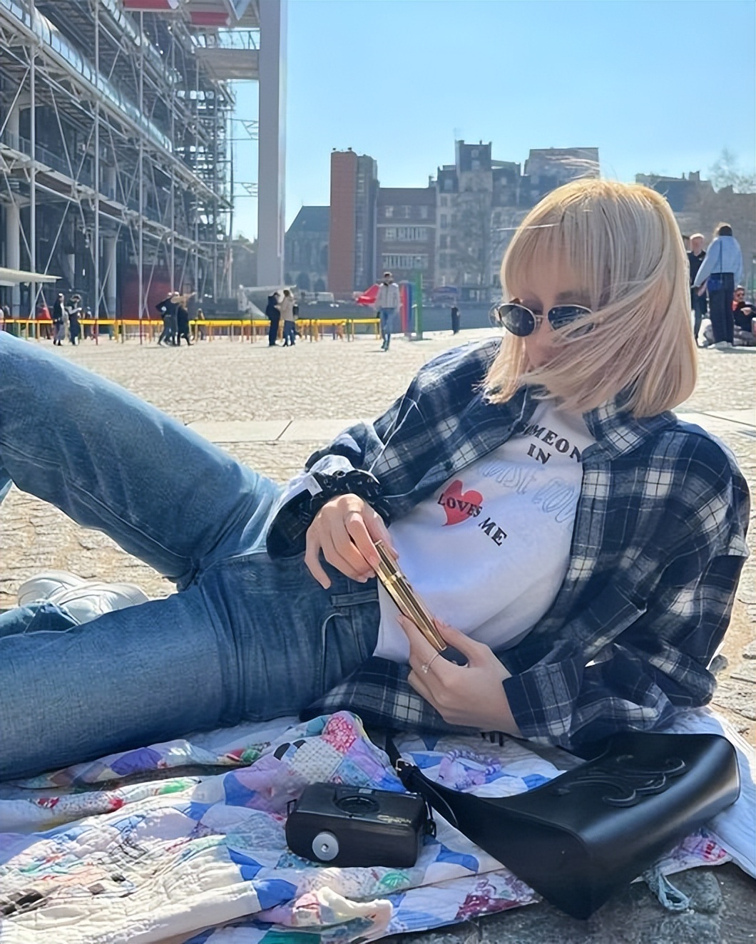 这张照片是lisa为某品牌旅行装香水,在浪漫之都巴黎拍摄的画报.