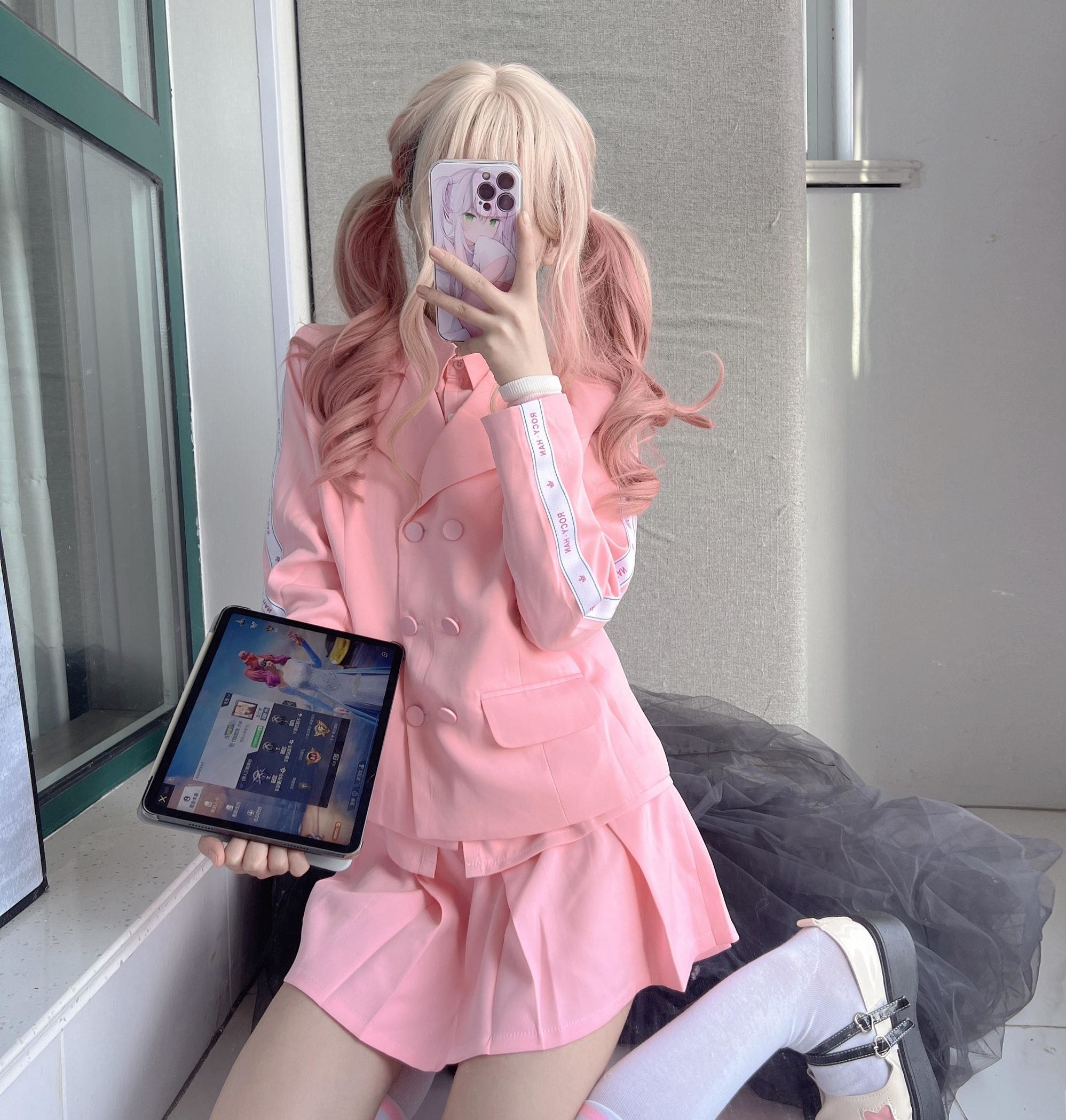 如图所示,当初光子官宣"绚金战神"时,同样拿出了cos,只不过在现实世界