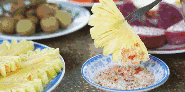 △咸辣的蘸料搭配香甜的水果，口感层次丰富。