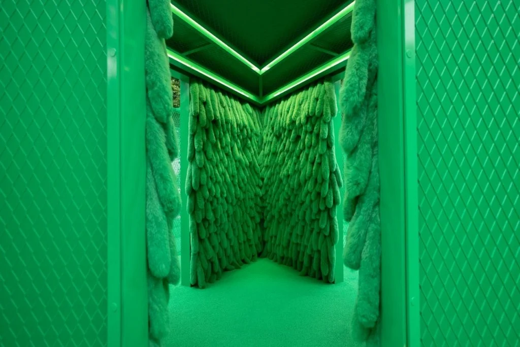 ge就在韩国首尔建造了一个室外迷宫装置,以品牌标志性的绿色为主题