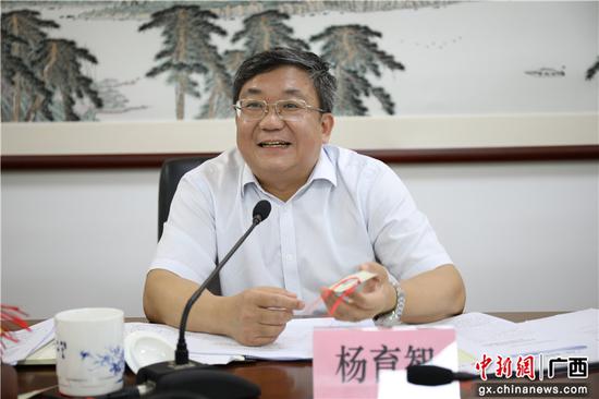 会并讲话,广西壮族自治区党委统战部互联网信息处处长曾冰作专题授课