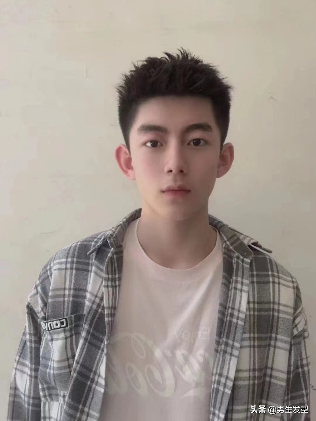 年轻的男生剪这3款露额发型阳光又帅气颜值蹭蹭涨