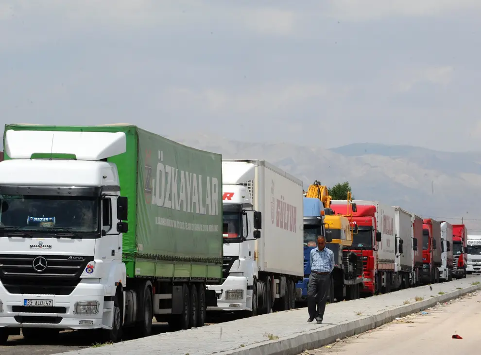 乌克兰粮油出口积压港口经伊朗走陆路行程还缩短一个多月此前为啥少有