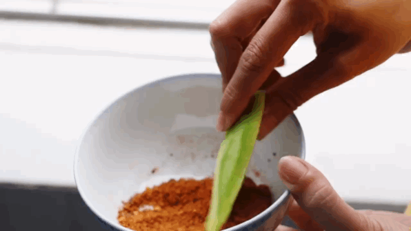 △保山人对水果蘸辣椒的执着。