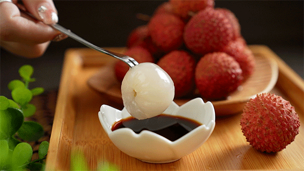 △最”黑暗“的吃法，莫过于荔枝蘸酱油。