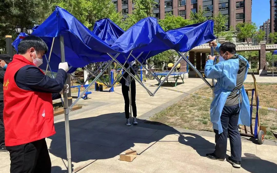 ▲社区工作人员正在搭建核酸检测帐篷。受访者供图