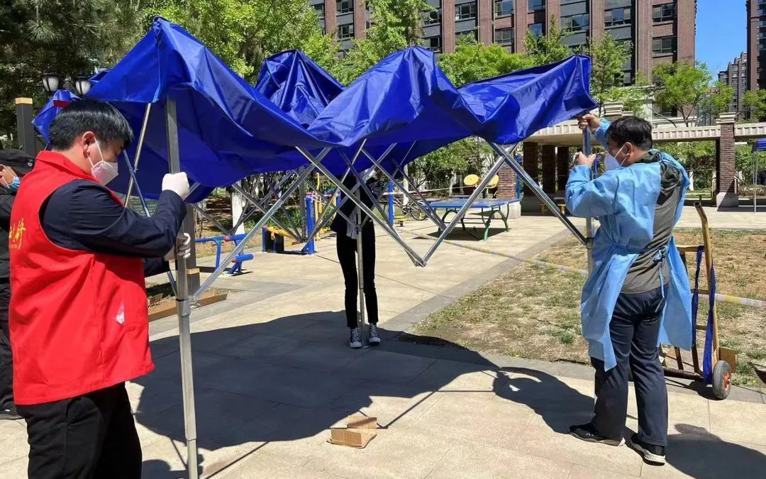 社区工作人员正在搭建核酸检测帐篷.受访者供图