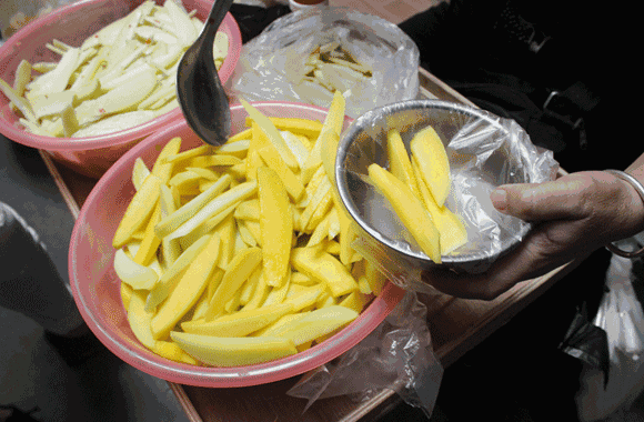 △辣椒粉是咸吃水果的精华。