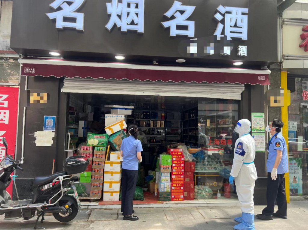 警方查处的非法经营店铺。本文图片 上海黄浦公安 