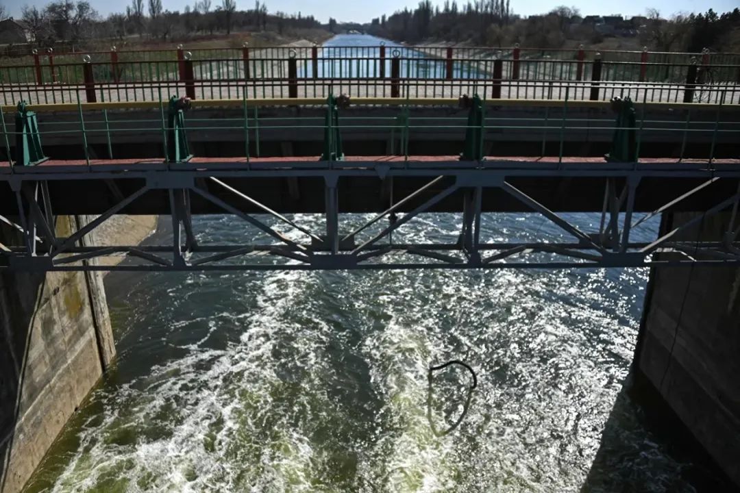 发源于卡霍夫卡水电站水库的北克里米亚运河在被俄军占据后，水流充沛。图片来源：俄罗斯卫星通讯社