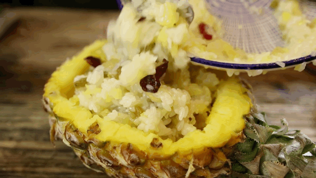 △蒸菠萝饭，简直太诱人了。