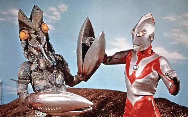 于是,奥特曼与早田一起开始用他超人的力量和巨大的身躯和凶恶的怪兽