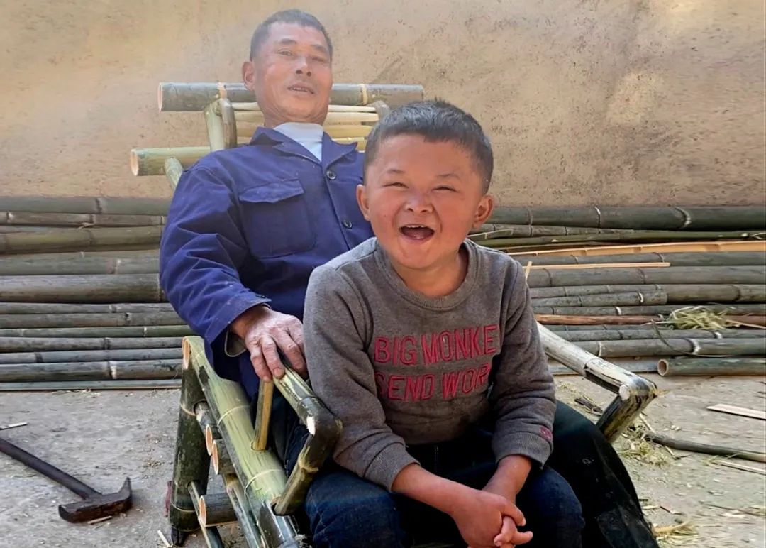 黄新龙摄每到周末,范小勤和哥哥在家时,黄新龙也让兄弟俩一起来吃饭并