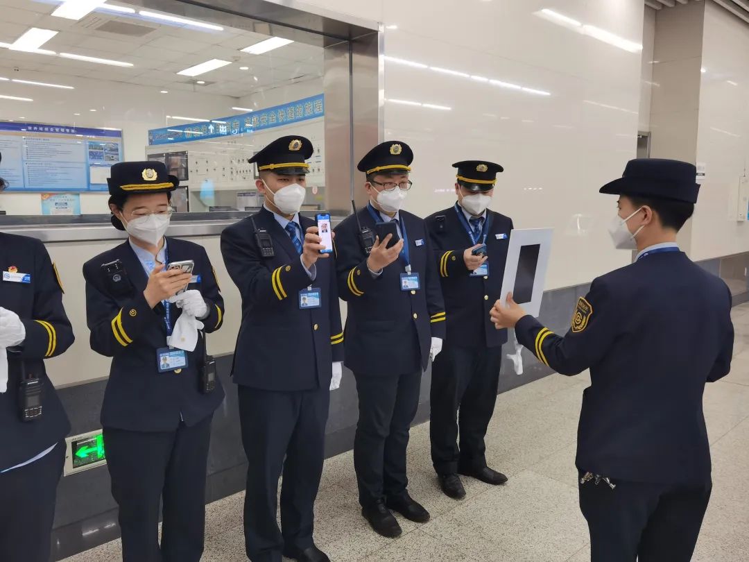 地铁双井站的值班站长刘艺,正在认真检查每位工作人员的健康情况