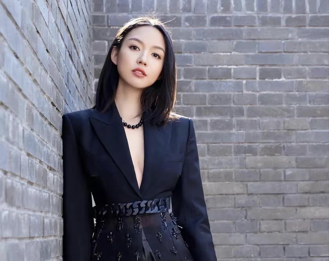 世界小姐张梓琳晒日常穿深v开衫露抹胸秀雪白肌肤俩女儿腿长成关注