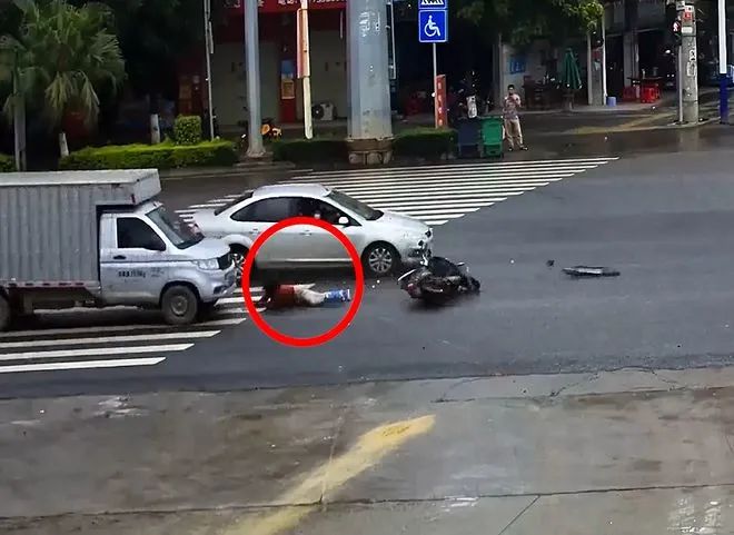 太惨了！广西一女子骑电车无视红绿灯，被车撞倒后又遭碾压休闲区蓝鸢梦想 - Www.slyday.coM