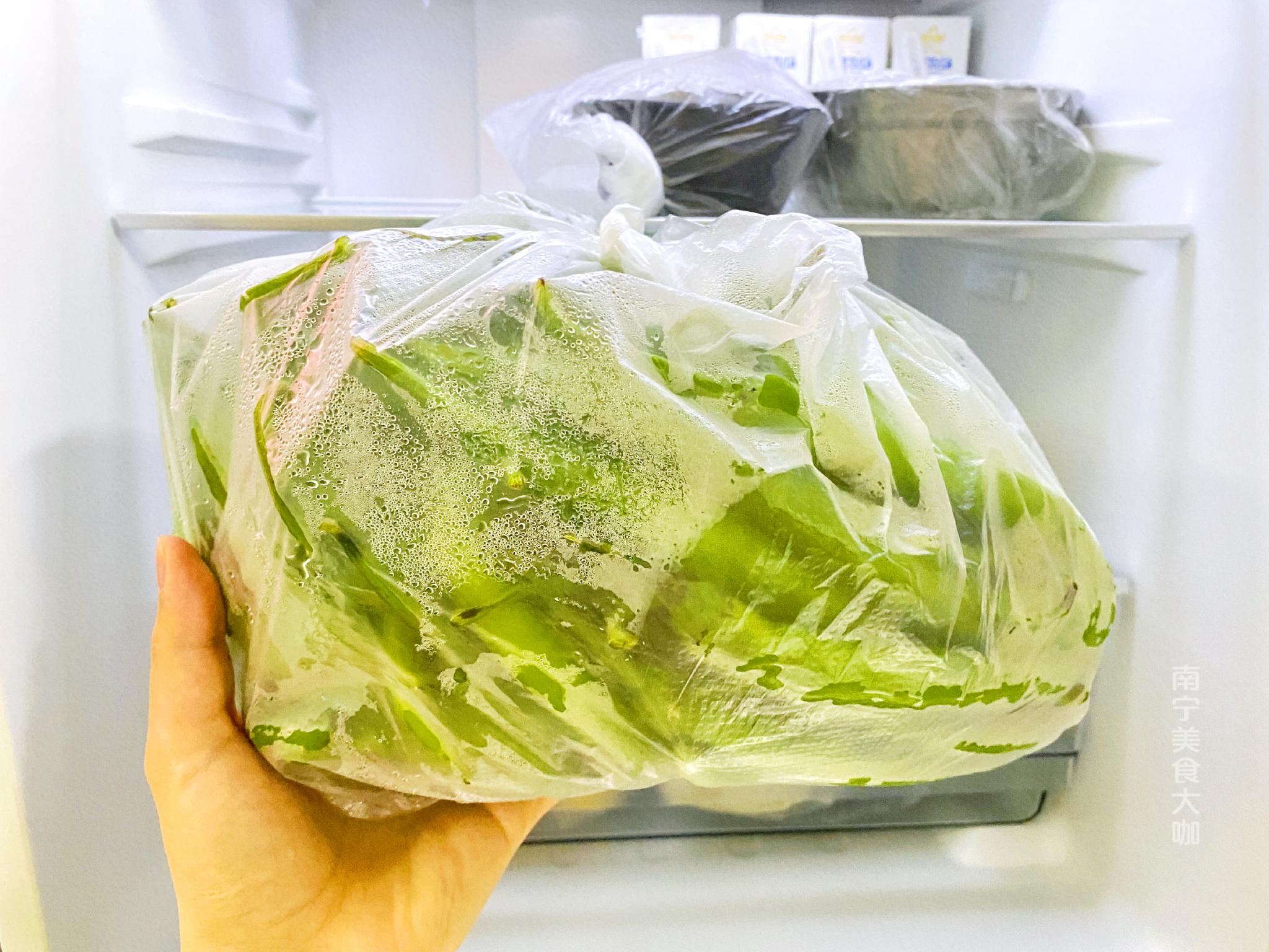 着塑料袋和食材一起塞进冰箱里,毕竟塑料袋本身就具有一定的保鲜能力