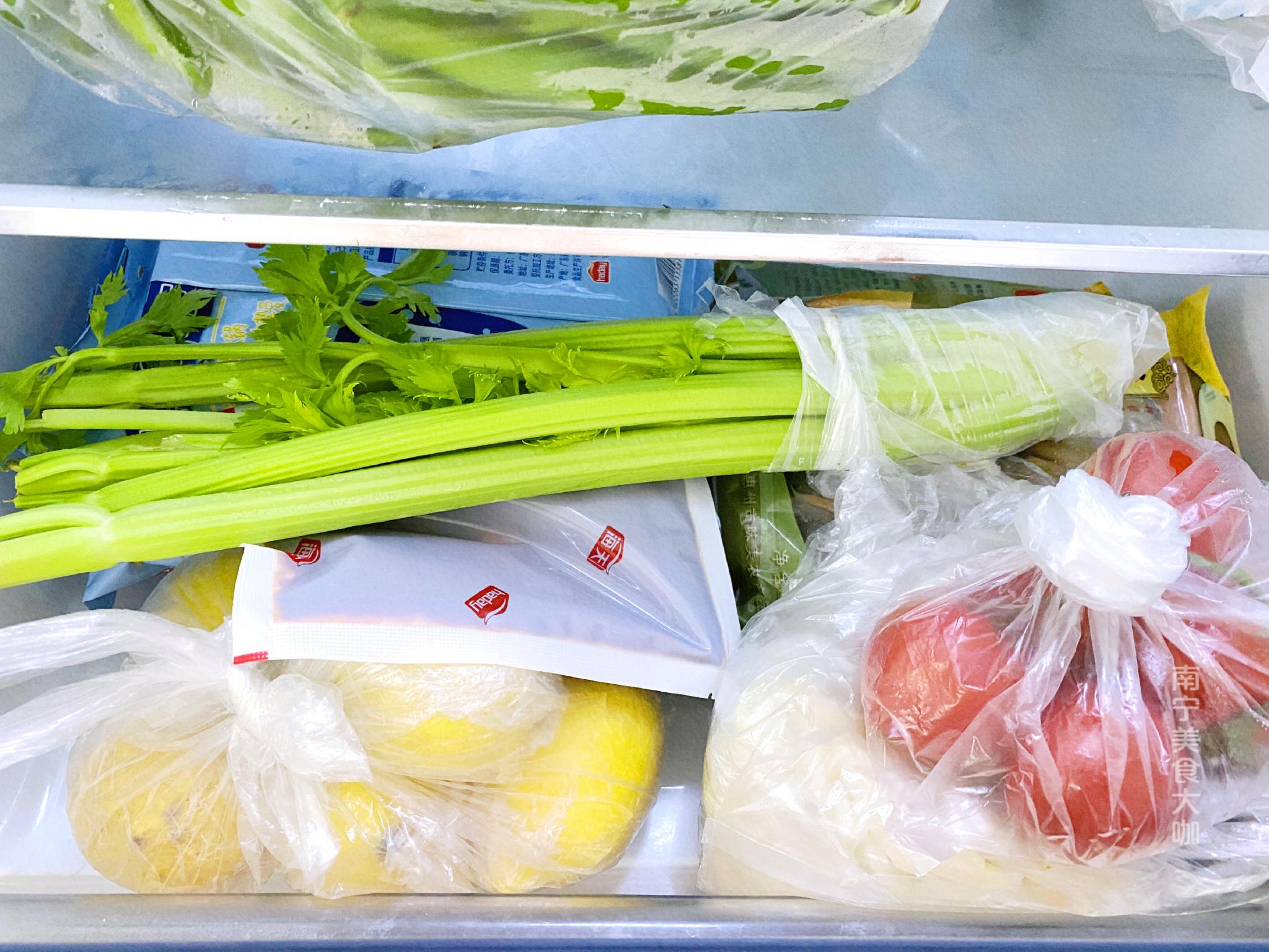 买菜回家,可以直接带塑料袋放冰箱吗?