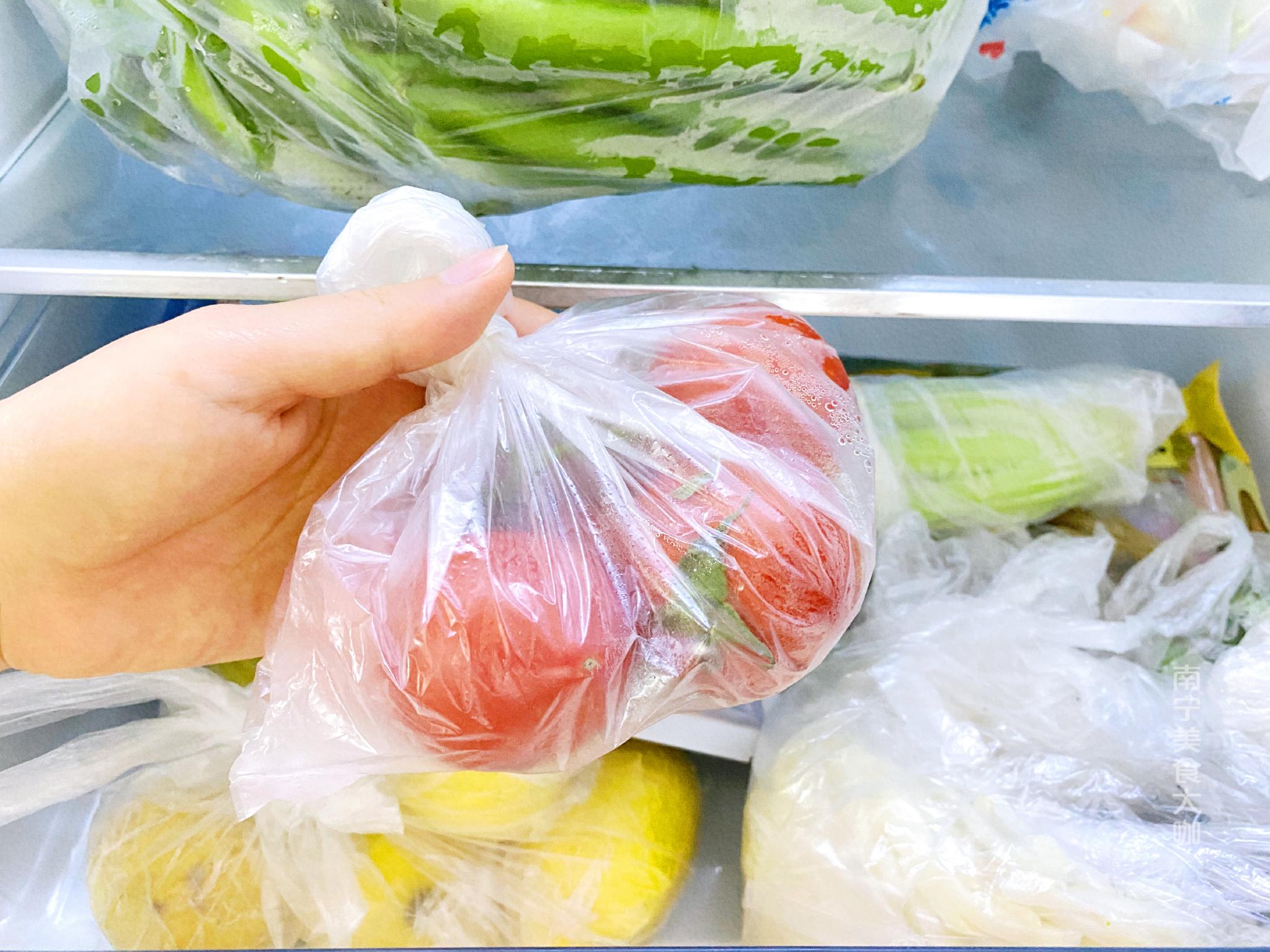 买菜回家,可以直接带塑料袋放冰箱吗?