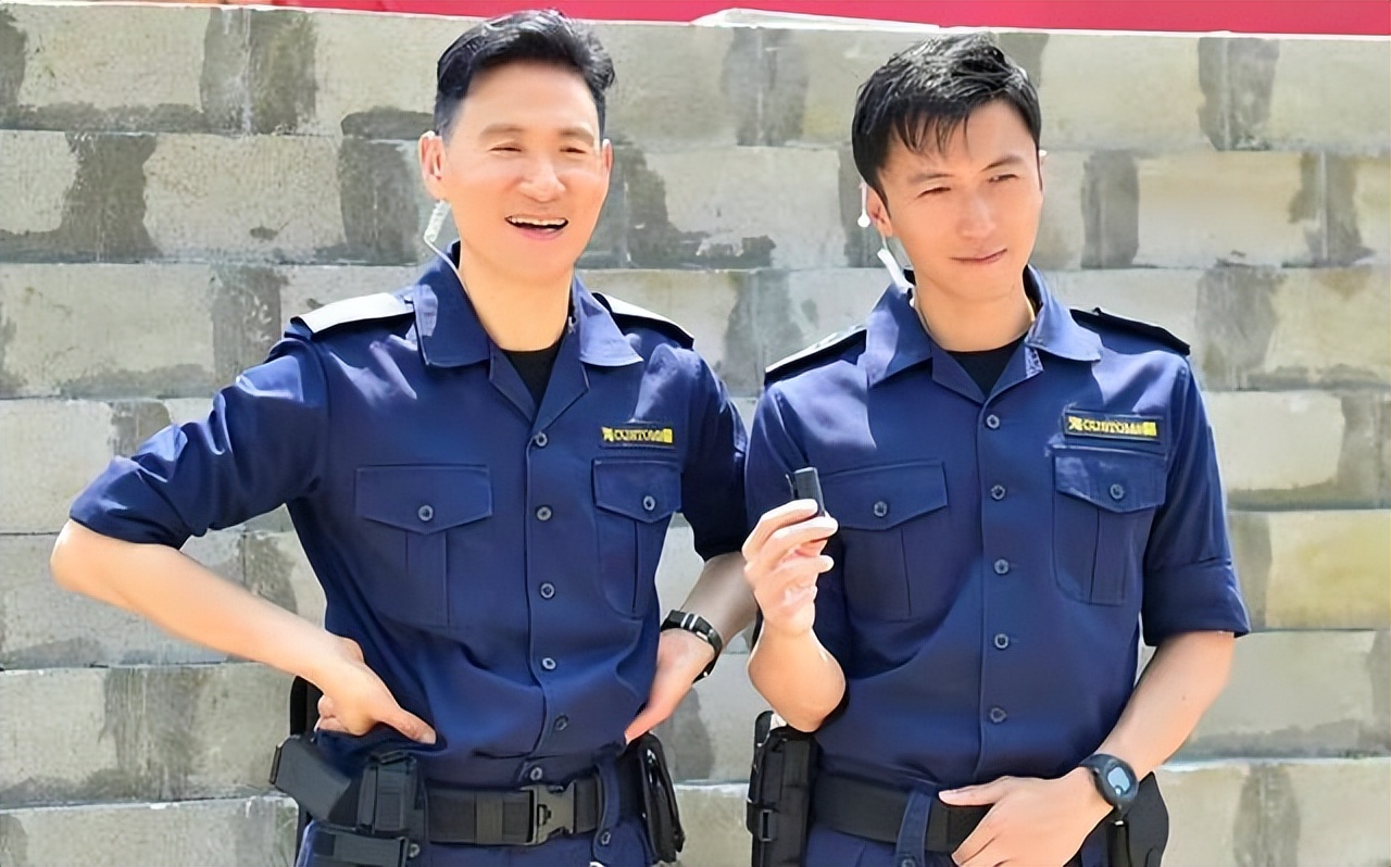 为养儿子拼了命！谢霆锋的手皱纹横生青筋暴起，复出拍戏太辛苦休闲区蓝鸢梦想 - Www.slyday.coM