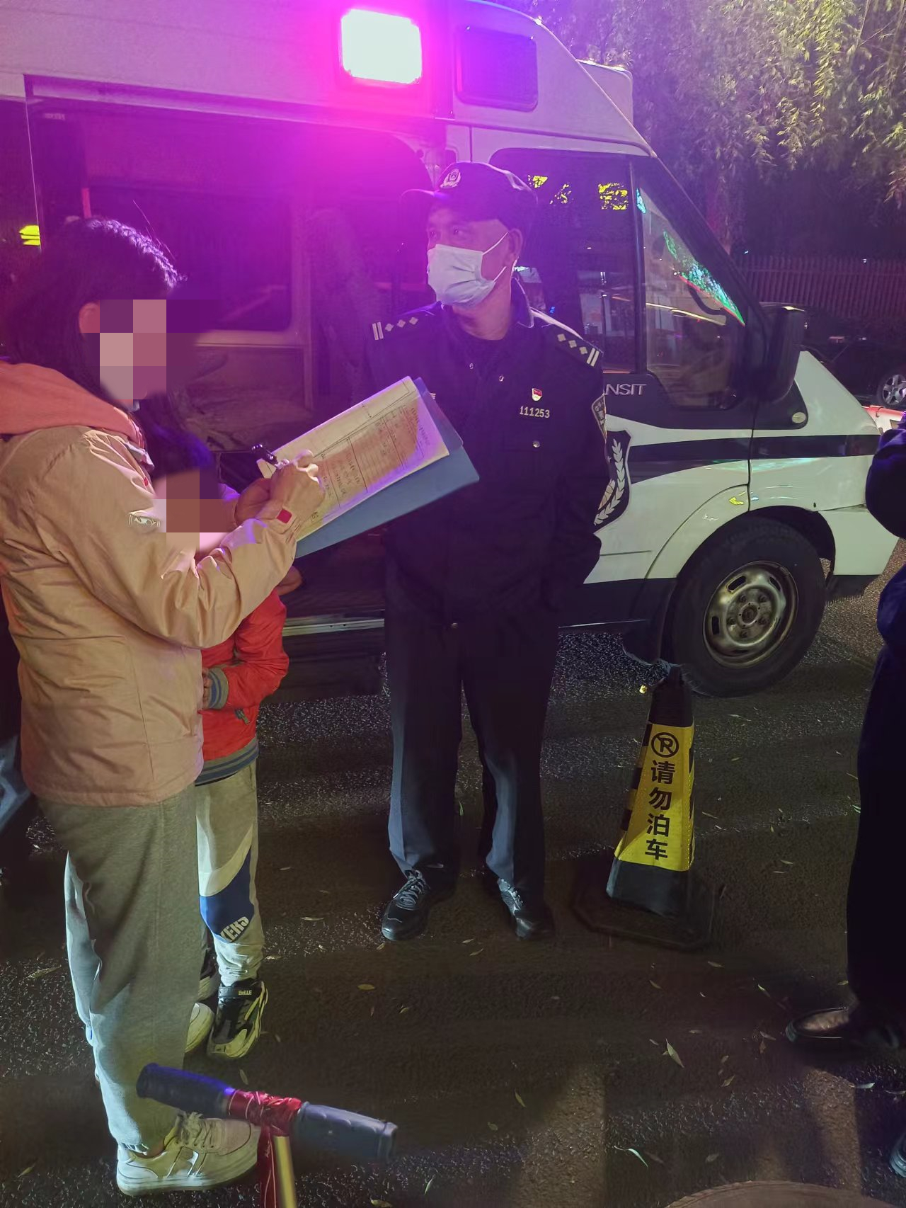 六岁男童玩滑板车走失 城阳民警帮他找到家长休闲区蓝鸢梦想 - Www.slyday.coM