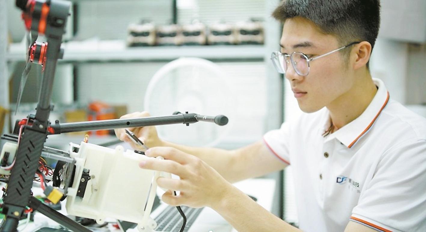 【奋斗者·正青春】“00后”飞控师梁振纬：技能为梦想插上翅膀休闲区蓝鸢梦想 - Www.slyday.coM