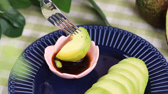 △在潮汕人眼中，没有什么水果，不能蘸酱油。