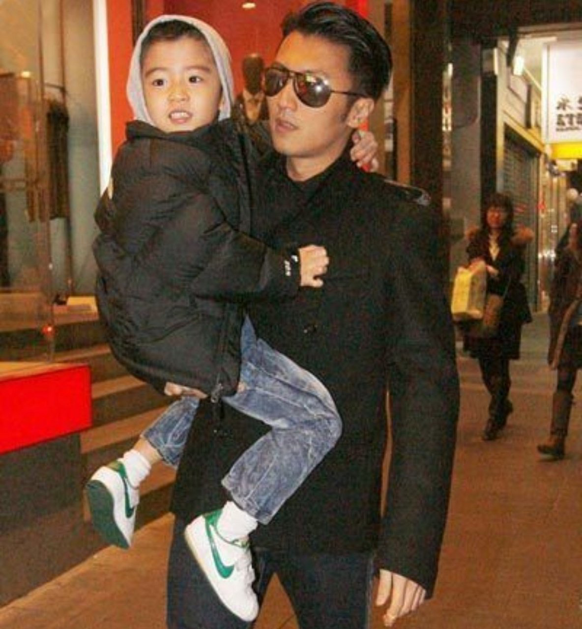 为养儿子拼了命！谢霆锋的手皱纹横生青筋暴起，复出拍戏太辛苦休闲区蓝鸢梦想 - Www.slyday.coM