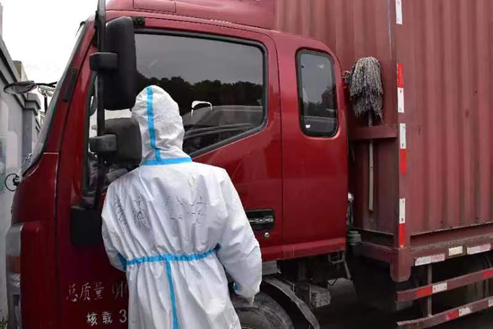 青浦警方发现停在路边的一辆厢式货车。本文图片 上海市公安局供图