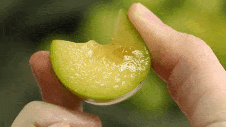 △李子单吃会有些酸涩。