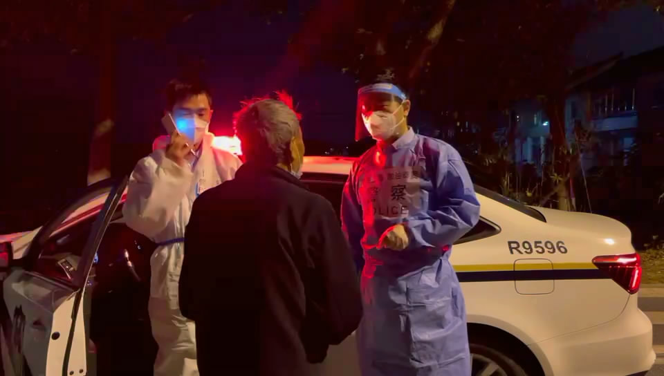 老人骑三轮车跨区走失，两家分局民警接力找回