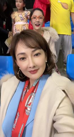 48岁牛莉自拍网友说她笑容太僵硬老公换了新人不再是郭冬临