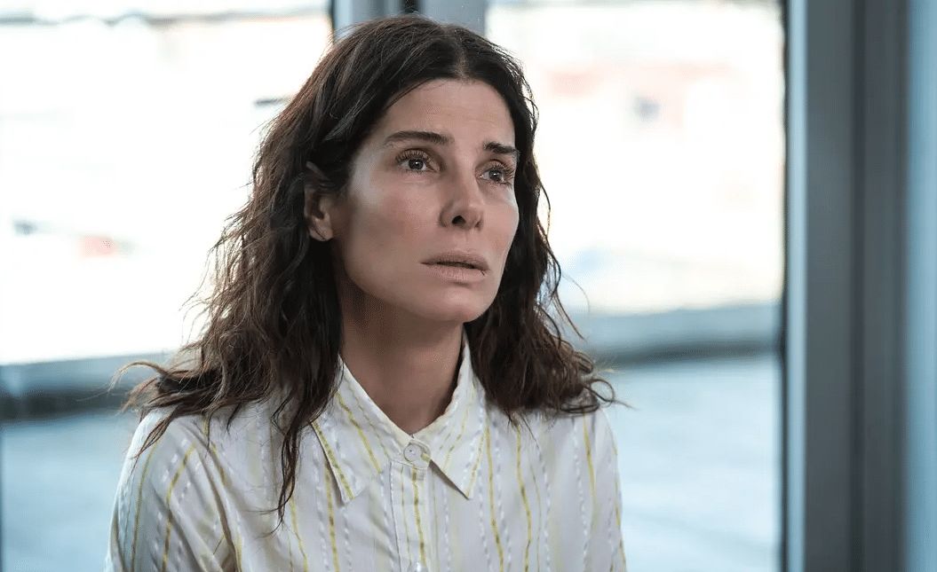 57岁桑德拉布洛克装嫩五五身材小弯腿带黑人养子逛迪士尼