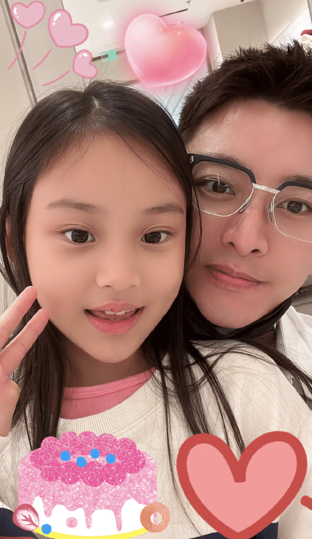 李小璐骑自行车带女儿做核酸检测甜馨紧搂妈妈尽显母女情深