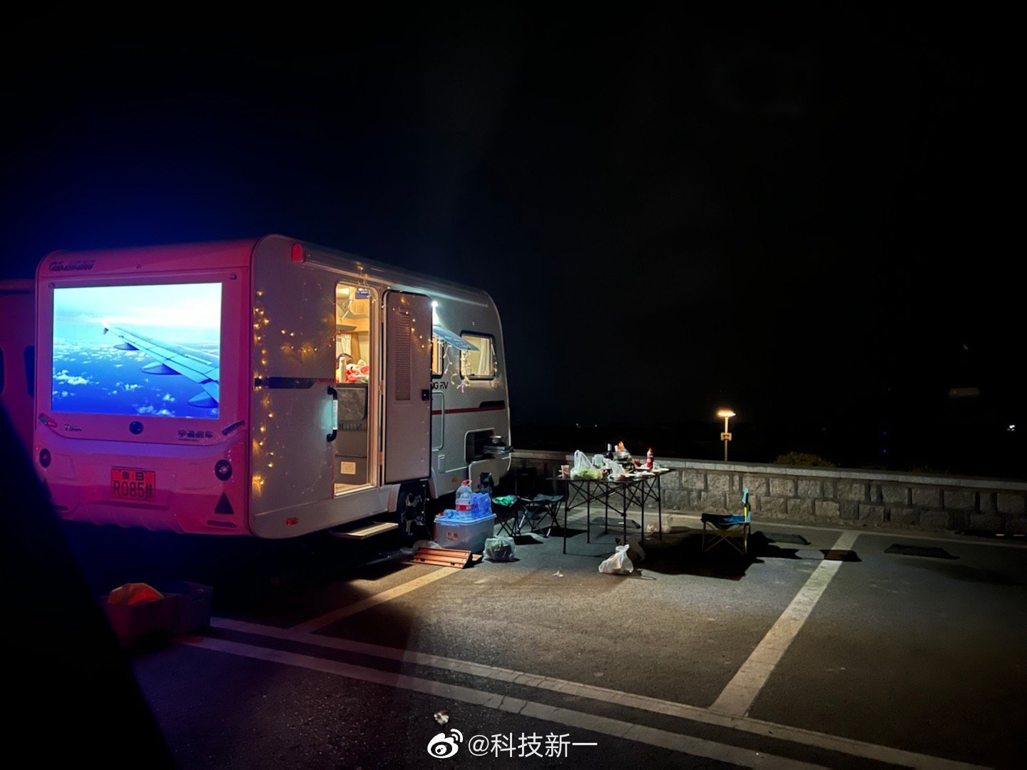 突然发现海边多了很多房车这些人都是晚上直接在车里过夜的