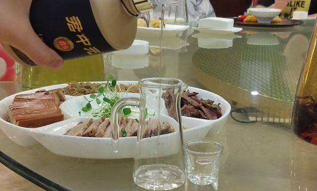 吃晚饭时,长期喝2两白酒的人,身体怎么样了?过来人告诉你答案休闲区蓝鸢梦想 - Www.slyday.coM 吃晚饭时,长期喝2两白酒的人,身体怎么样了?过来人告诉你答案休闲区蓝鸢梦想 - Www.slyday.coM