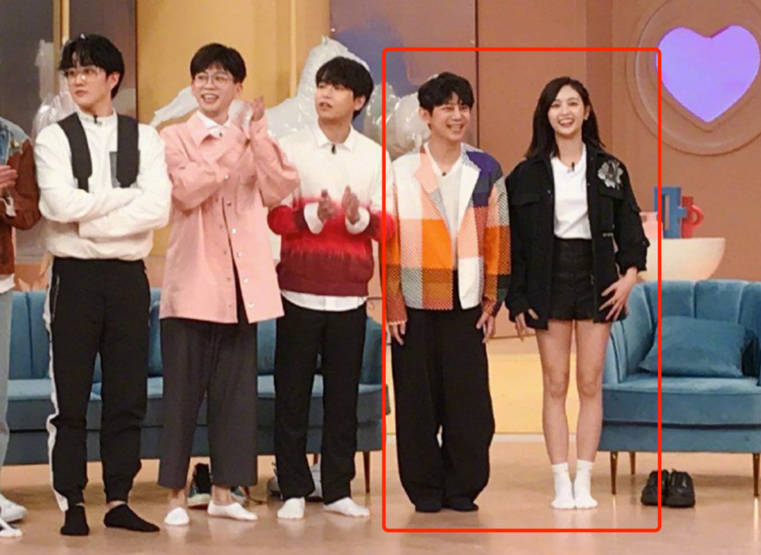 上文说了,彭昱畅的身高是1米7左右,吴宣仪的官方身高是1米66.